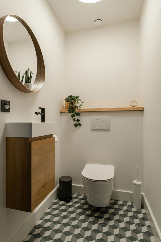 small bathroom with accent wood colour